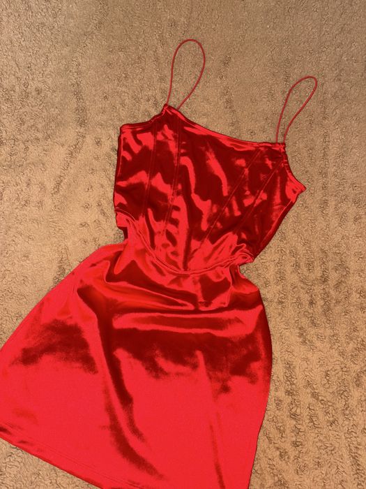 Атласное платье красное