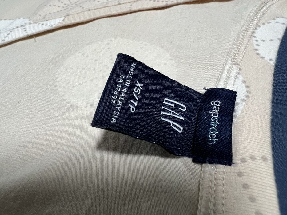 Koszulka damska GAP rozmiar XS serek kwiaty idealna stretch prosta