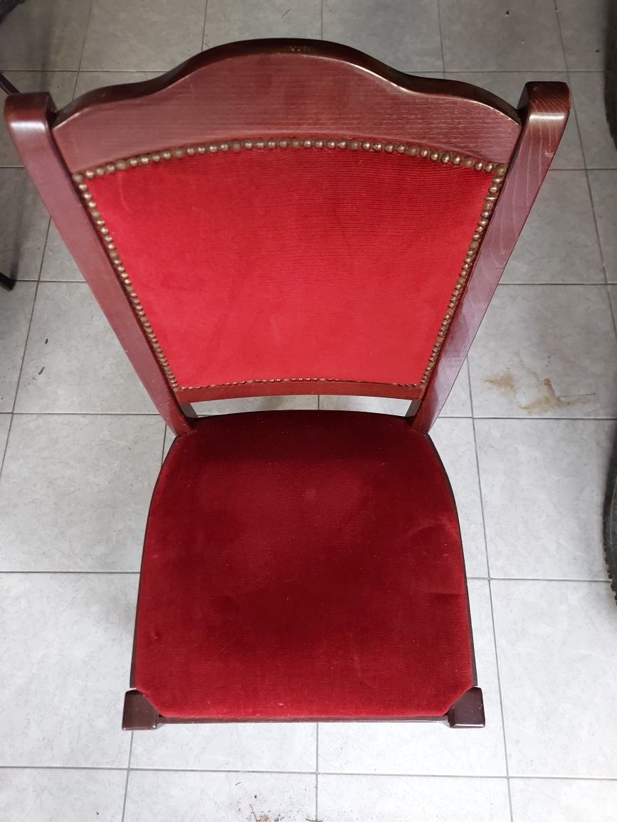 Cadeira de madeira e veludo vermelho