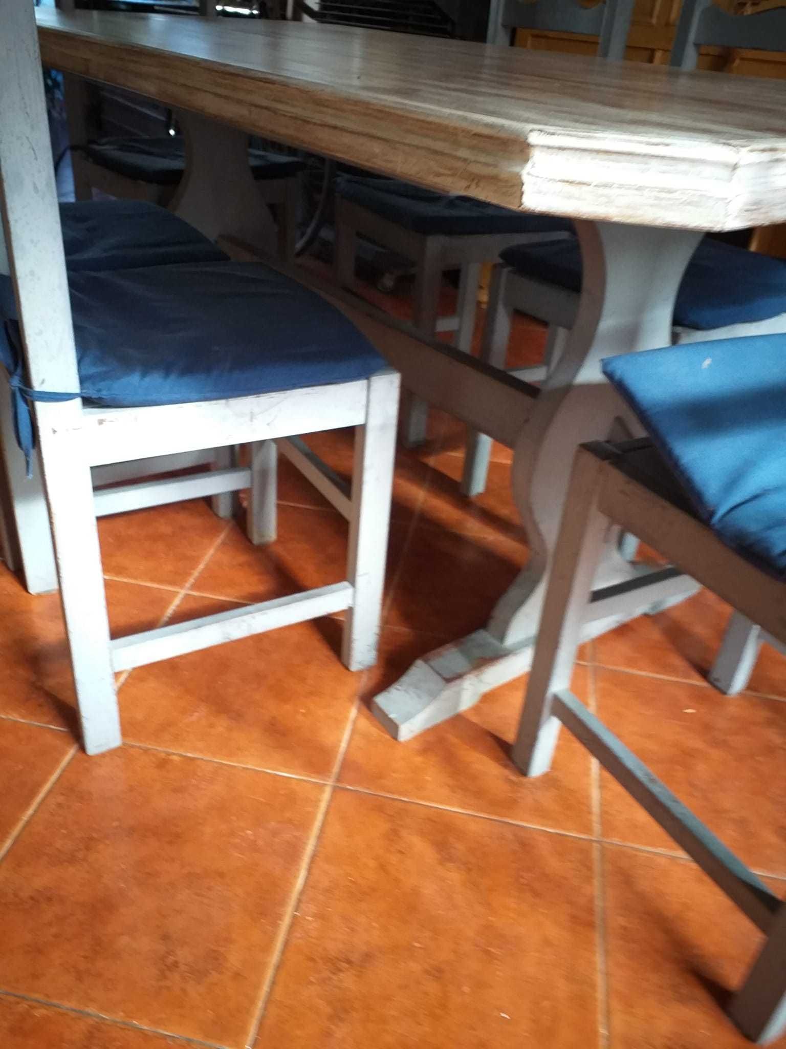 Mesa com 6 caseiras restauradas em São Martinho do Porto