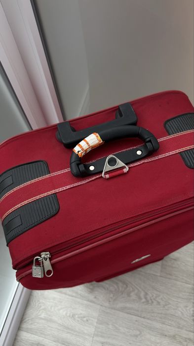 Большой чемодан на колесах