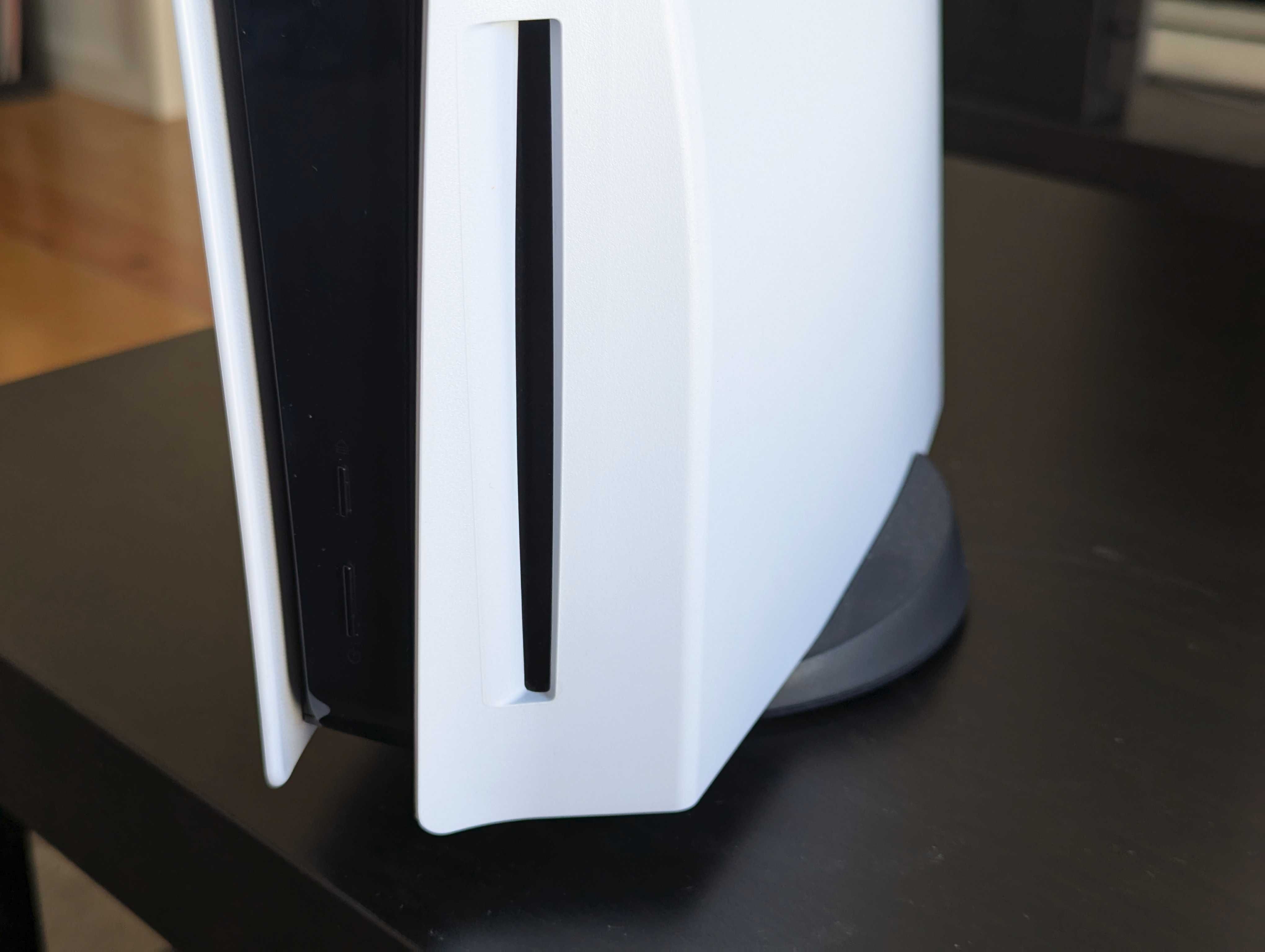 PlayStation 5 825GB (edição disco) com caixa, dois comandos e FIFA 22