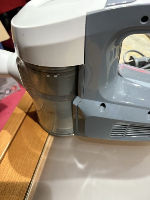 Aspirador vertical com as peças todas e a funcionar bem