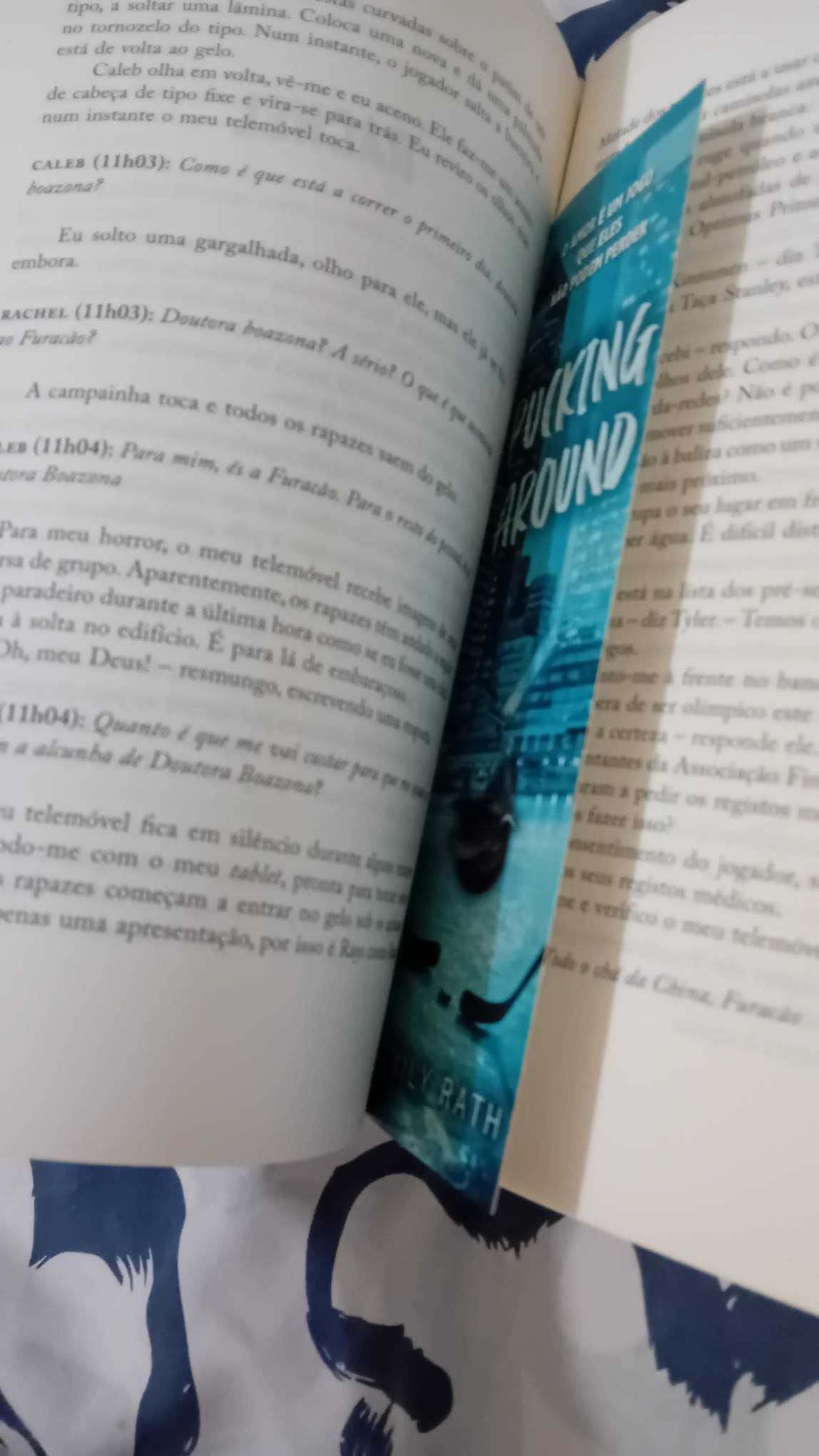 Livro Pucking Around - Emily Rath