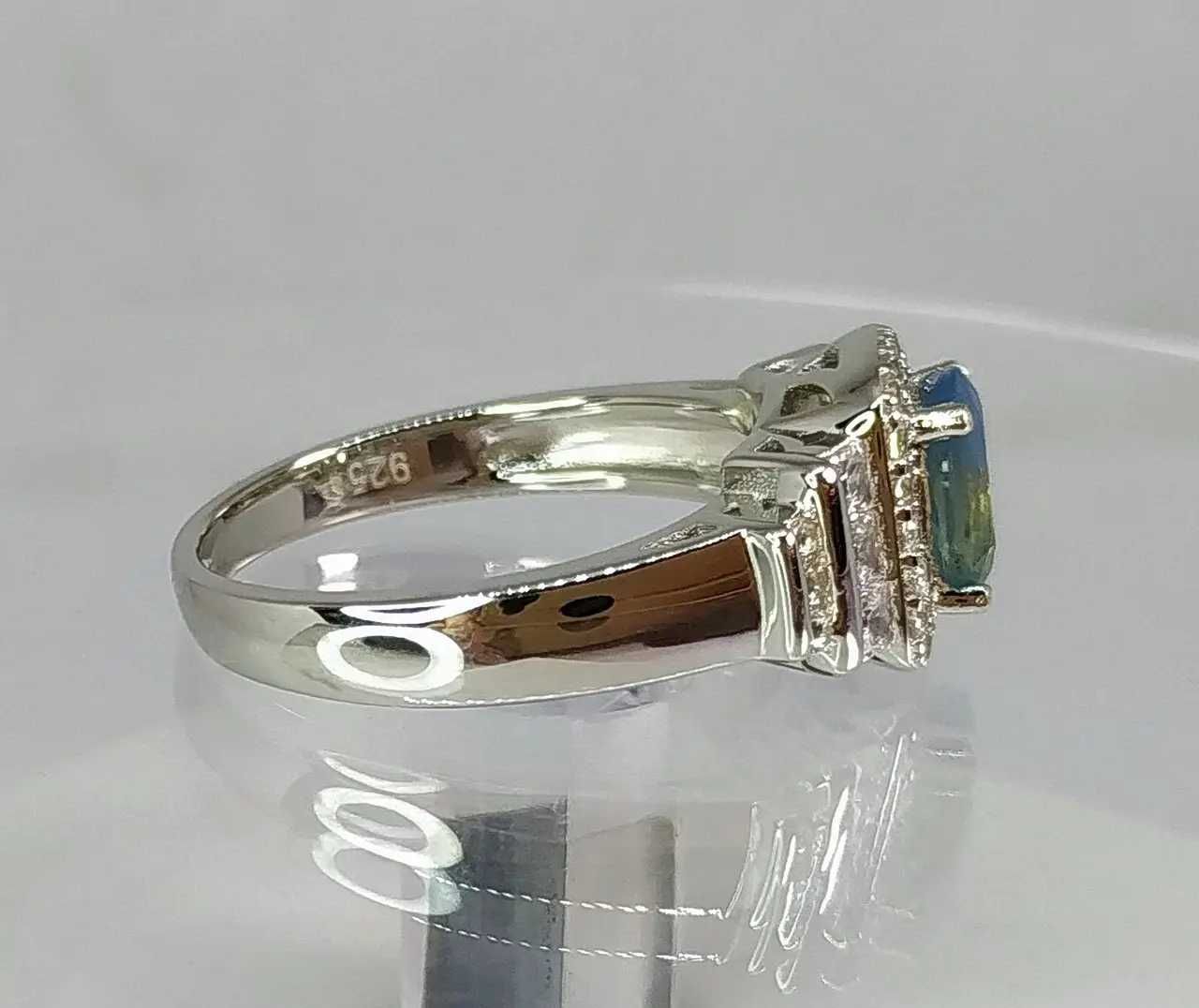 Кольцо с ультраредким мадагаскарским сапфиром 1.35ct и топазами