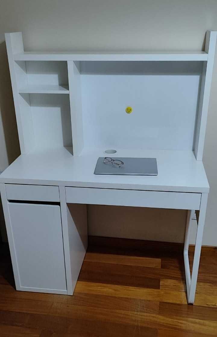 Secretária com quadro magnético