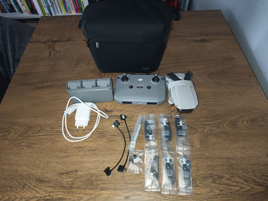 DJI Mini 2 Fly More Combo + 3 baterie + karta 32GB – stan bardzo dobry
