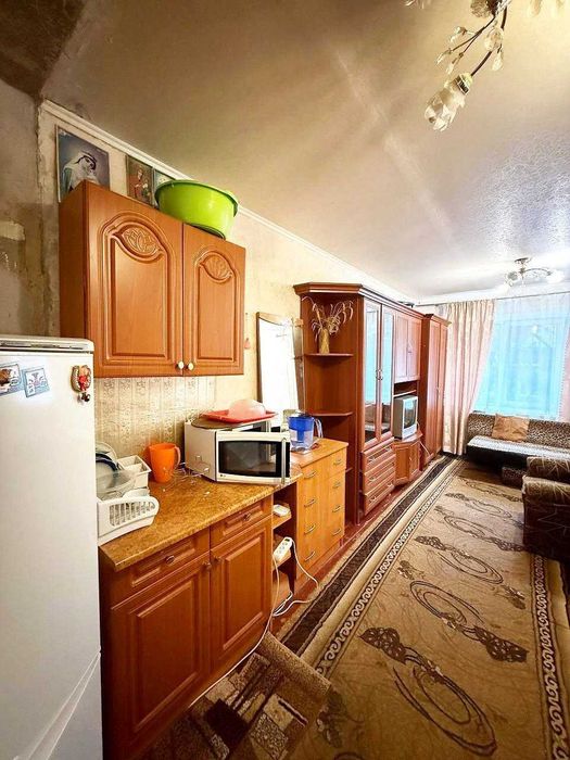 В оренду здається кімната в гуртожитку по вул. Нижньосироватська