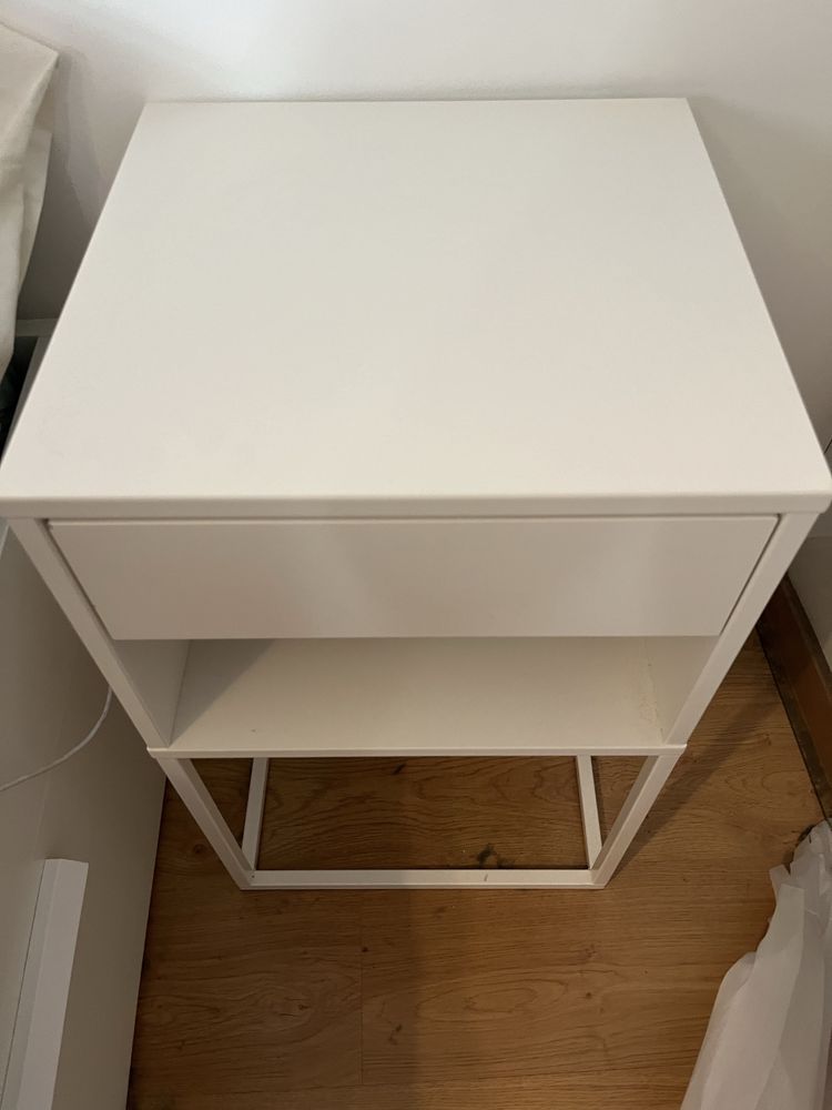 Mesa de cabeceira branca - IKEA