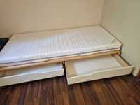 Łóżko z materacem i wysuwanymi szufladami