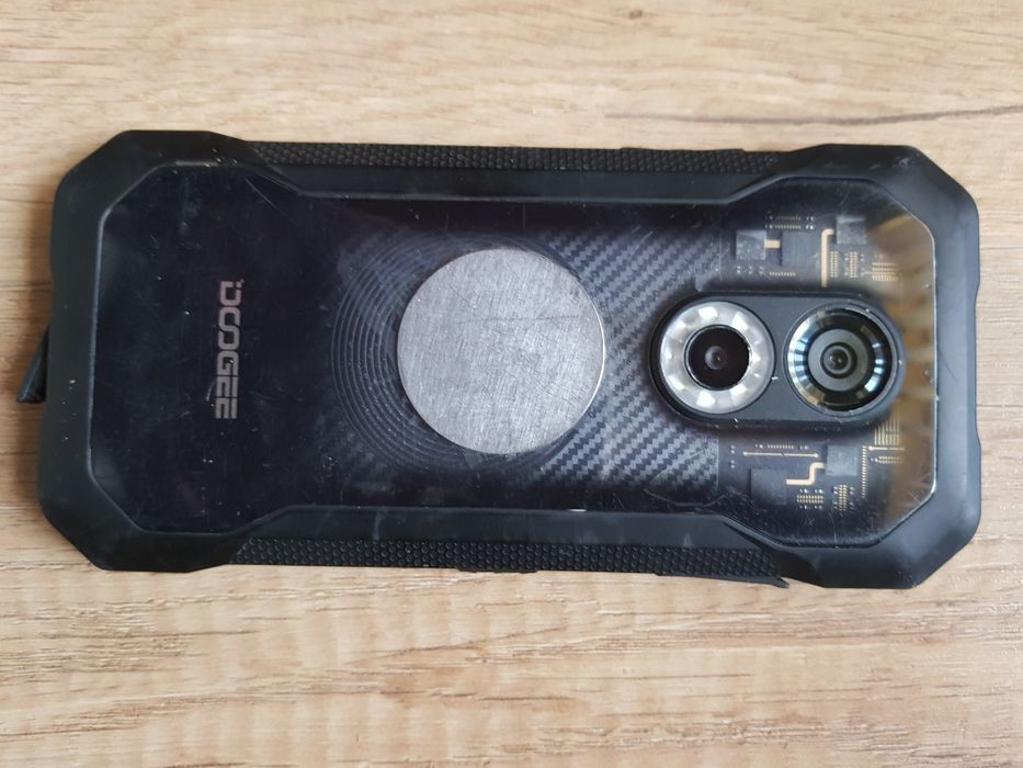 Doogee ze zbitą szybką
