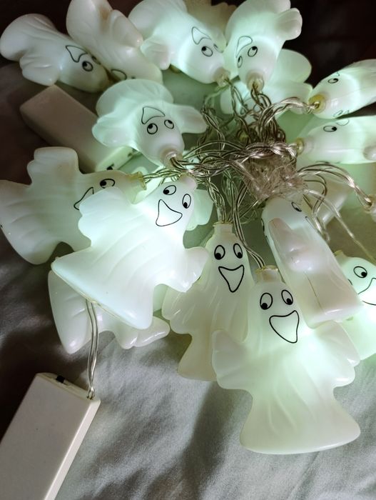 Światełka sznurkowe duszki dekoracyjne na Halloween.