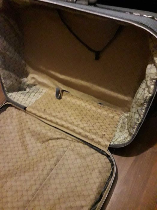 Duża walizka podróżna na kółkach
