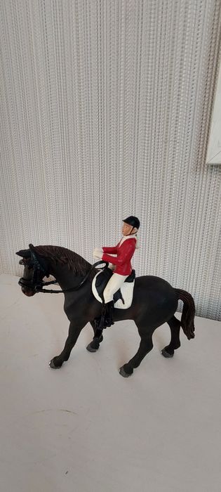 Ogier Schleich pełnej krwi angielskiej z jeźdźcem