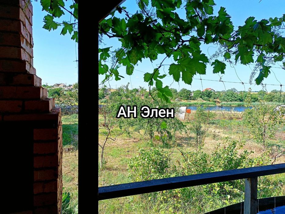 Очаровательный домик рядом с водоемом