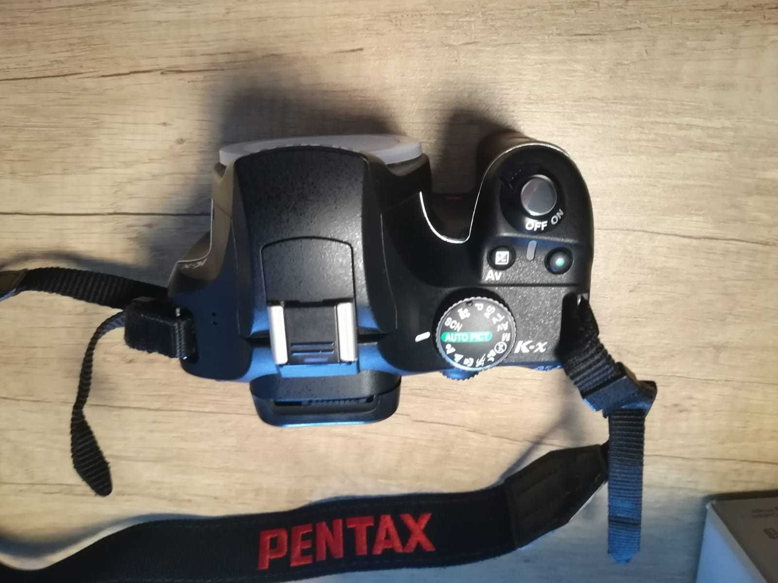 Pentax K-x z obiektywem, futerałem oraz statywem