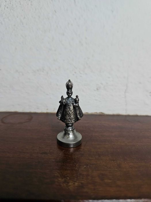 Miniatura metálica religiosa – Menino Jesus de Praga