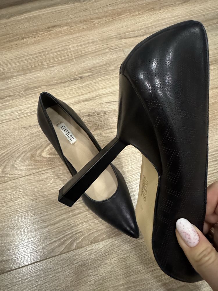 Туфлі Guess 40 р
