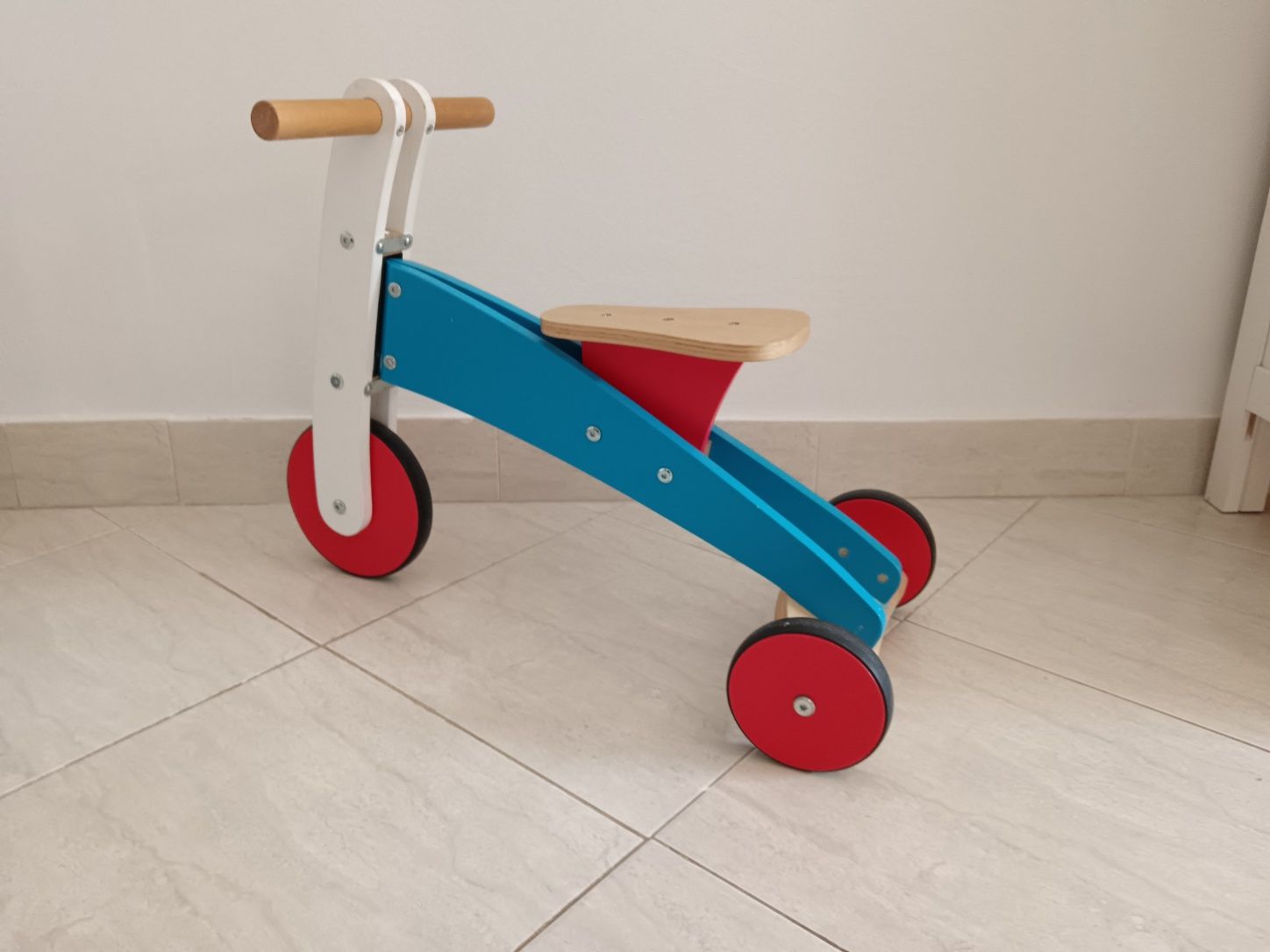 Triciclo de madeira