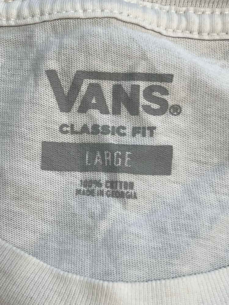 біла футболка vans