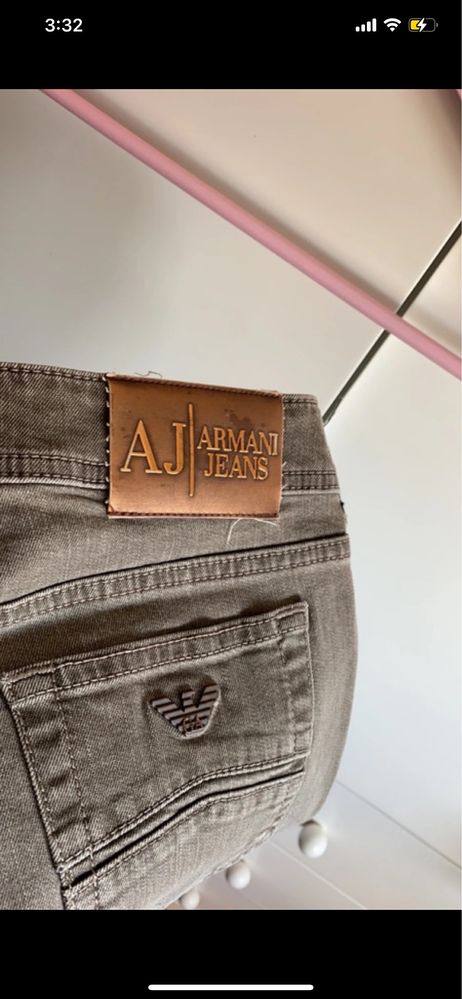 calças cinzentas da marca Armani Jeans