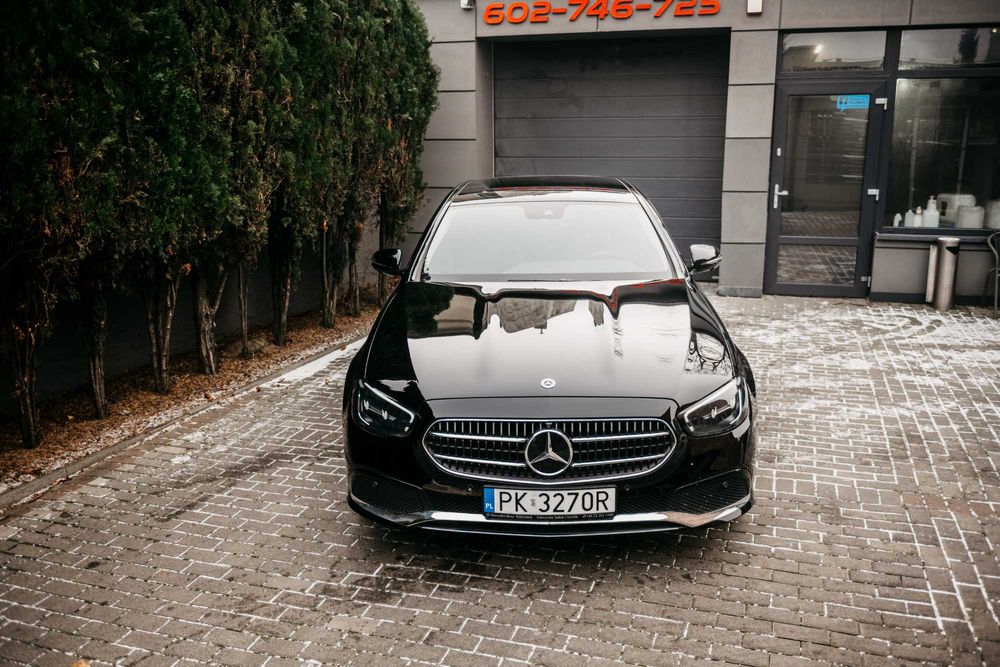 Auto do ślubu Mercedes E klasa czarna limuzyna Kalisz Ostrów