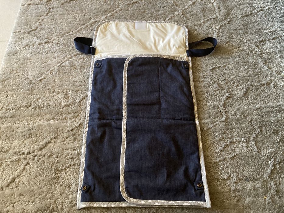 Muda fraldas impecavel em ganga  Feito à mão  Etiqueta Diogo, mas as l