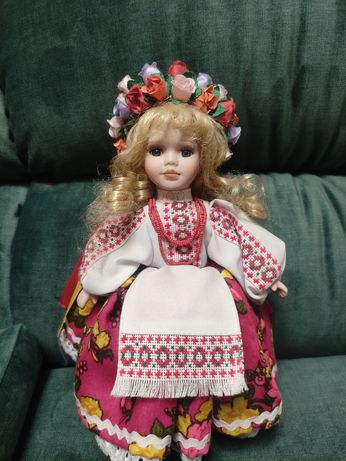 Фарфоровая кукла в вышиванке,венке,народном костюме,украинский сувенир