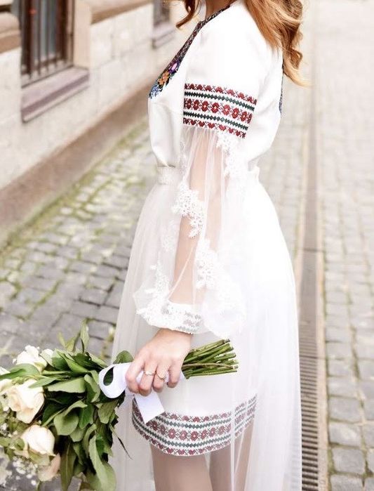 Вишите плаття з фатіном