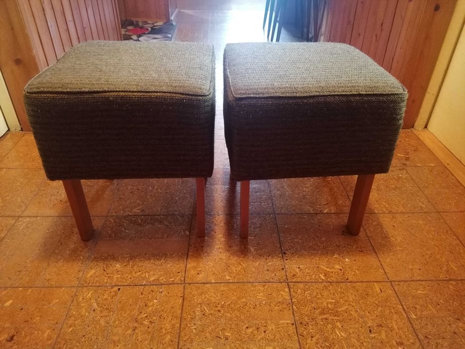 2x Stylowa pufa na drewnianych nóżkach PRL (vintage, retro)