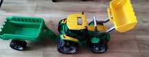 Traktor z akcesoriami