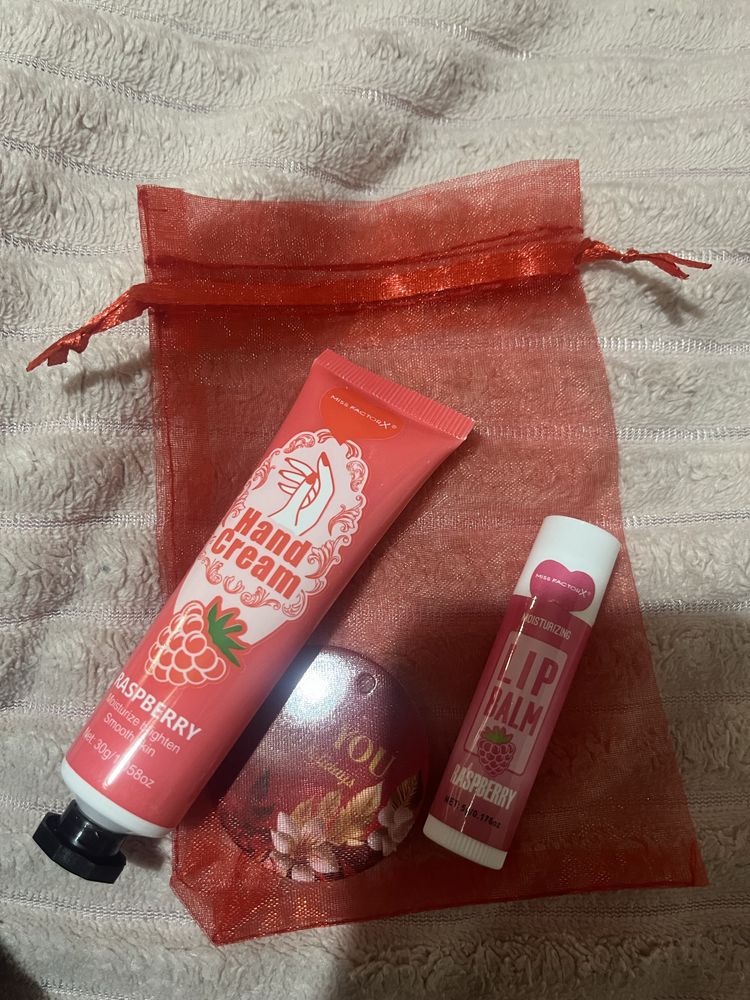 Conjunto creme das maos e batom