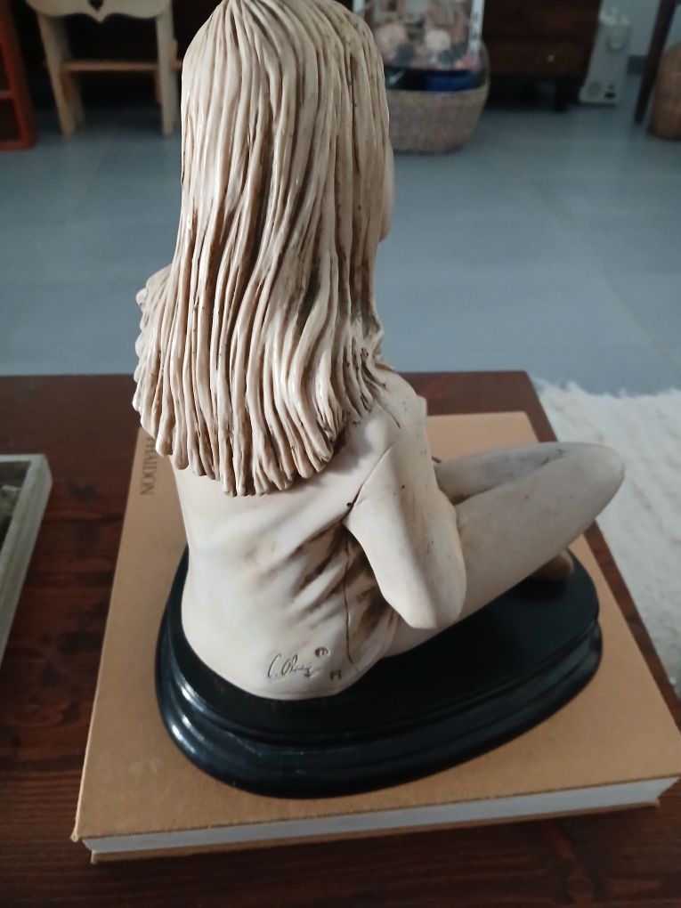 Sculpture jovem poetisa pati