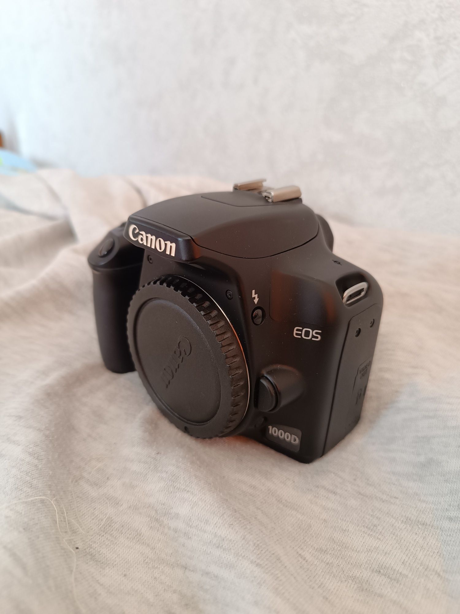 Фотоапарат Canon EOS 1000D