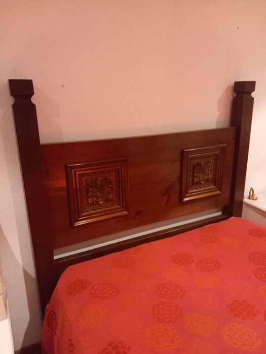 Cama em madeira maciça