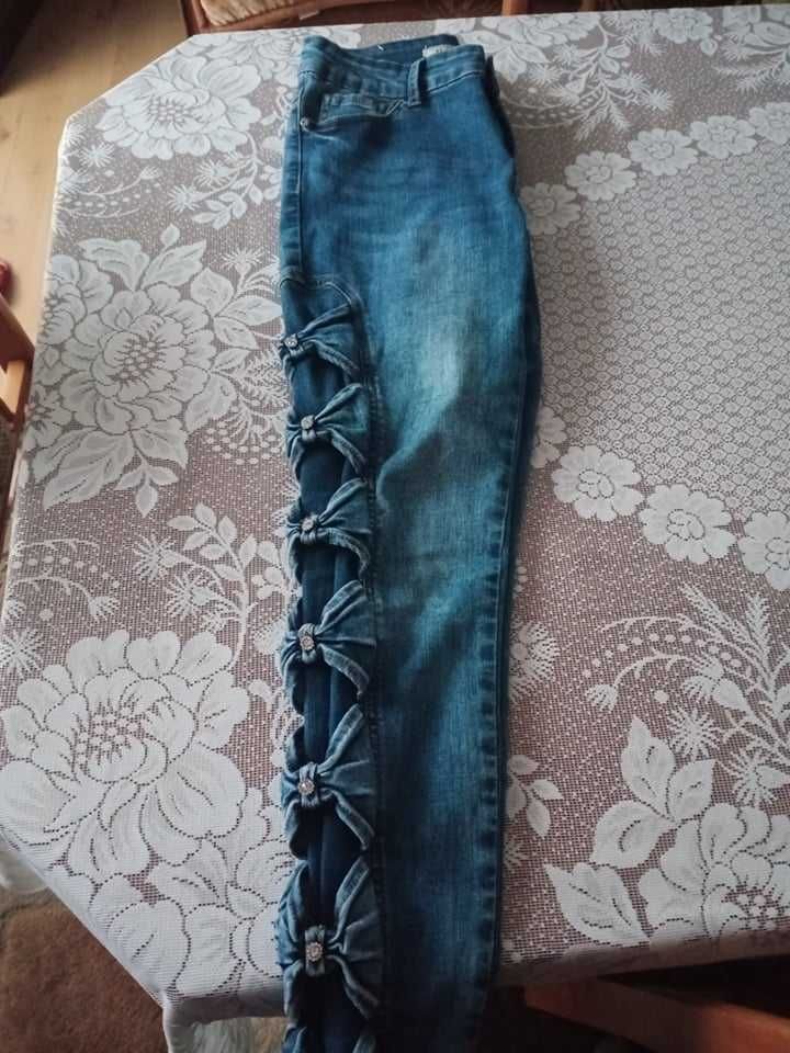 Spodnie dżinsy z kokardkami