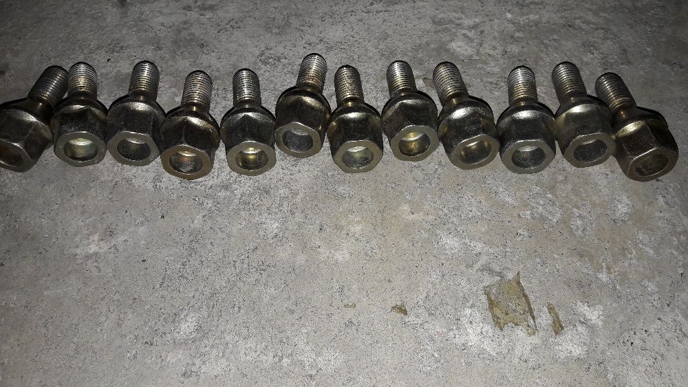 Conjunto de 12 porcas pneu automóvel como novas. Apenas 12 euros