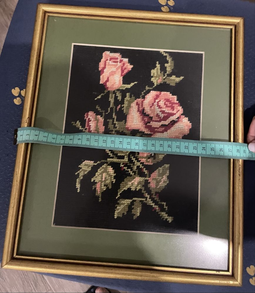 Quadro bordado com moldura dourada .