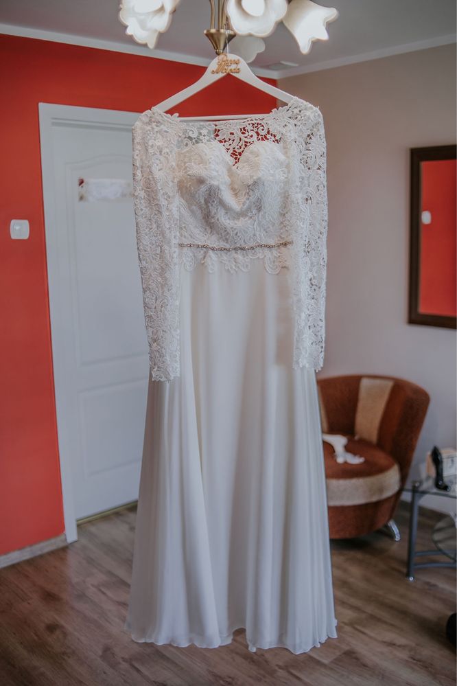 Suknia ślubna pieknie zdobiona - długi rekaw, koronka