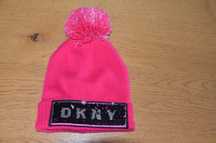 DKNY czarna czapka róż z pomponem one size