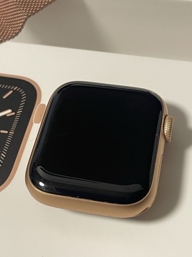 Apple Watch 5 40 мм gold alu