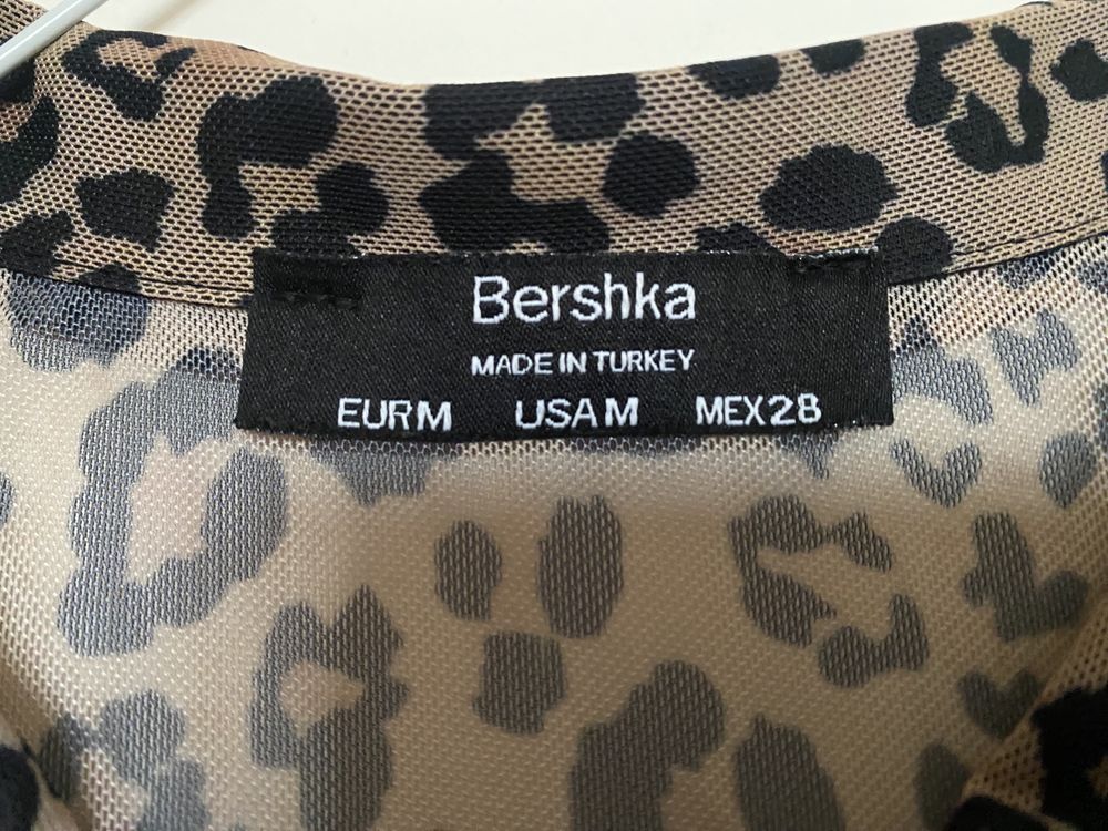 Camisa semi transparente animal print BERSHKA Tam. M