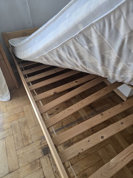 solidne łóżko drewniane kompletne z materacem