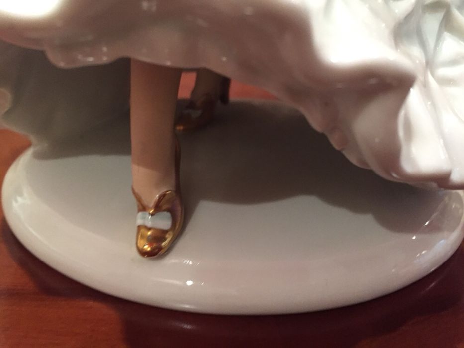 Продам антикварную фарфоровую статуэтку Германия