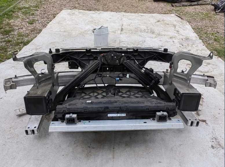 Tesla Model Y панель радіаторів підсилювач телевізор рест дорест