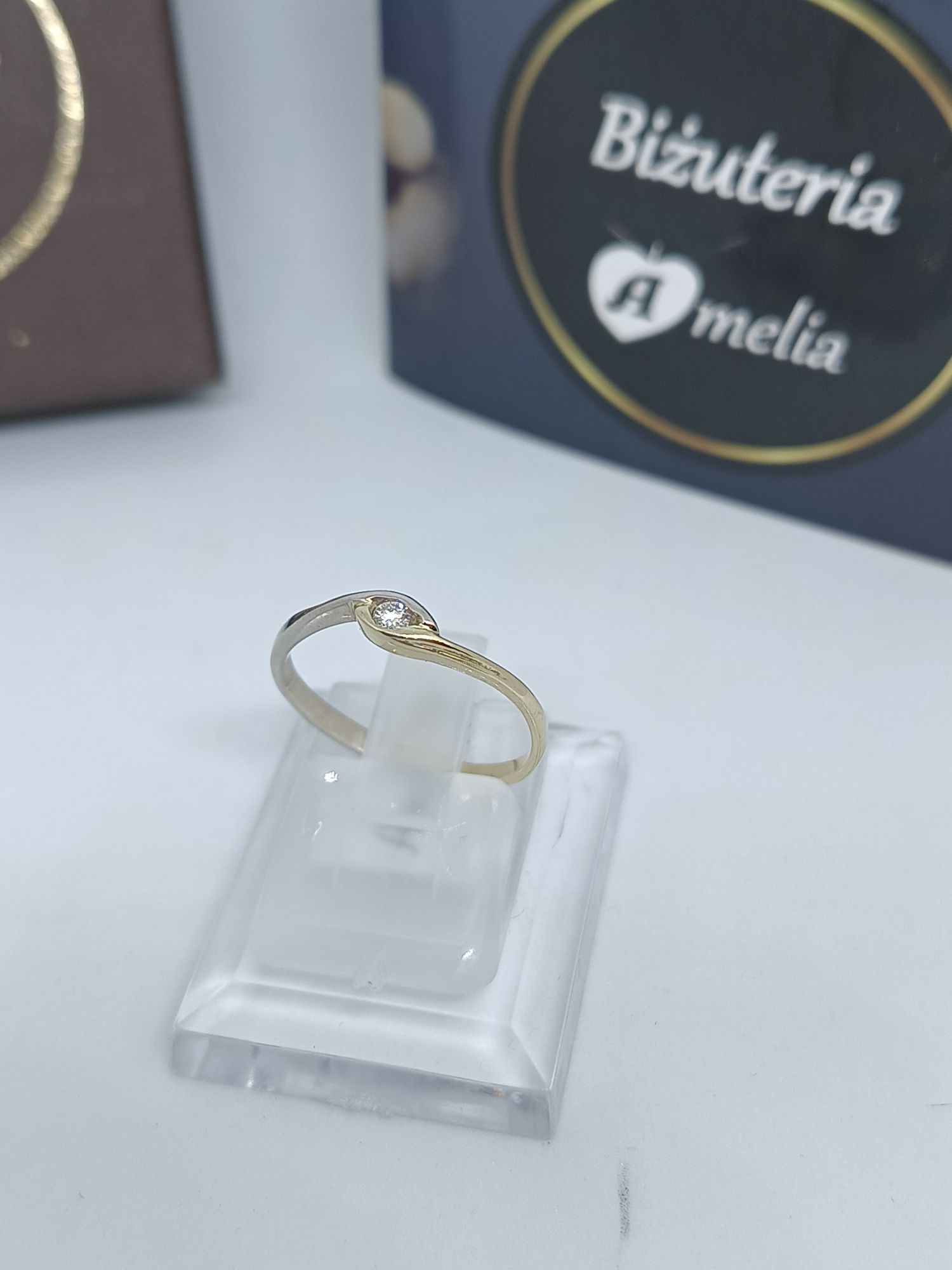 Śliczny delikatny złoty pierścionek zaręczynowy bicolor złoto 585
