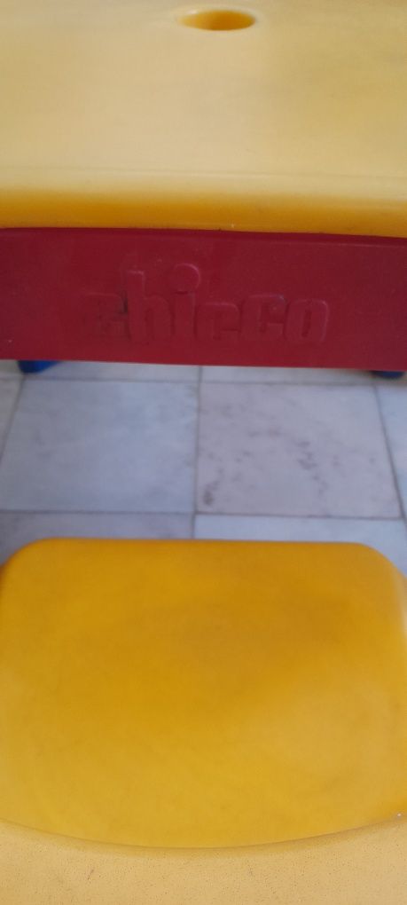 Mesa de atividades com cadeira Chicco.