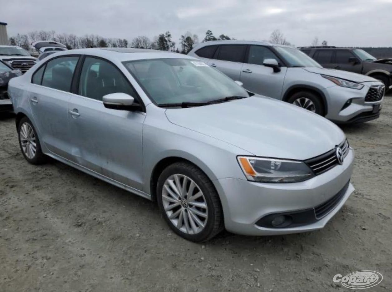 VOLKSWAGEN Jetta SEL 2014 під пригін США