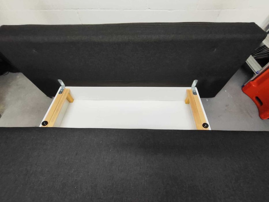 Łóżko rozkładane z funkcją do spania .