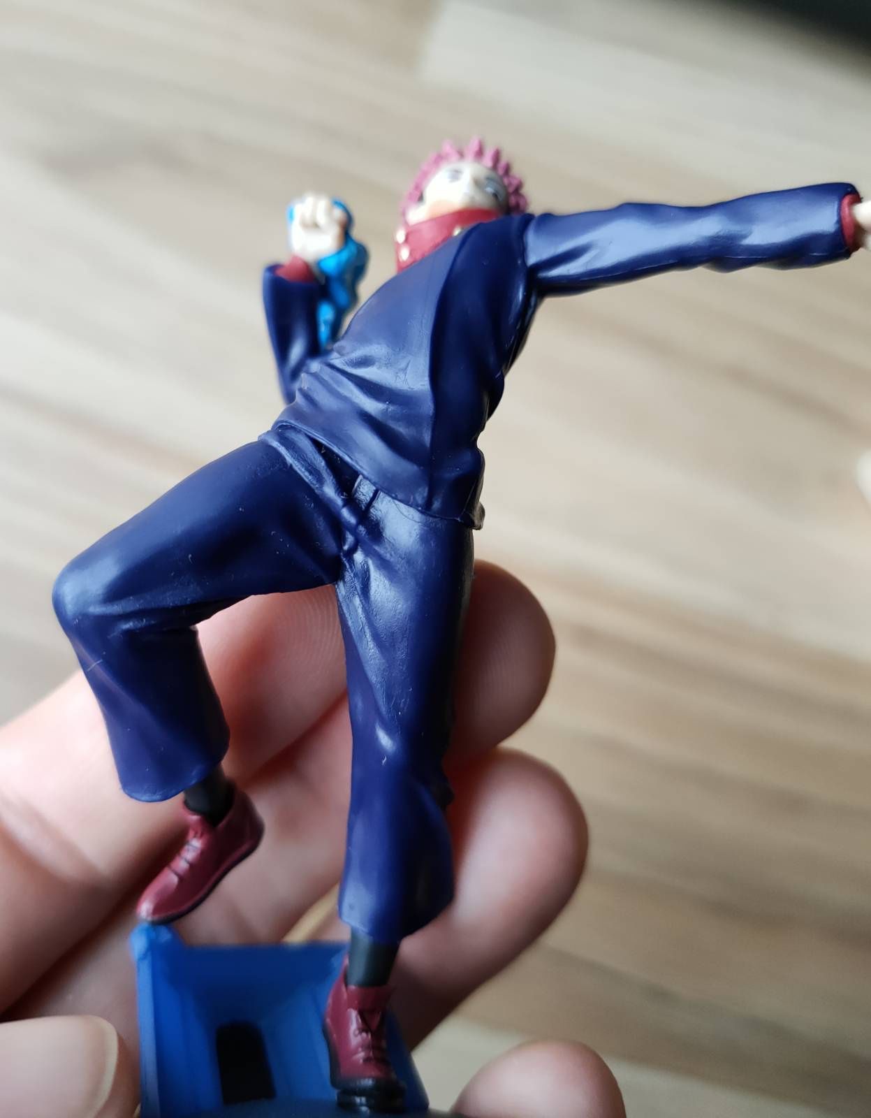 Malutka figurka typu diorama Itadori z Jujutsu Kaisen